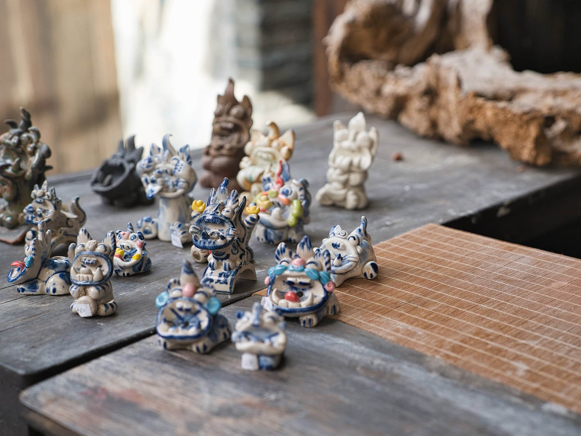 Decorative ceramic cat figurines in Xizhou Ancient Town
