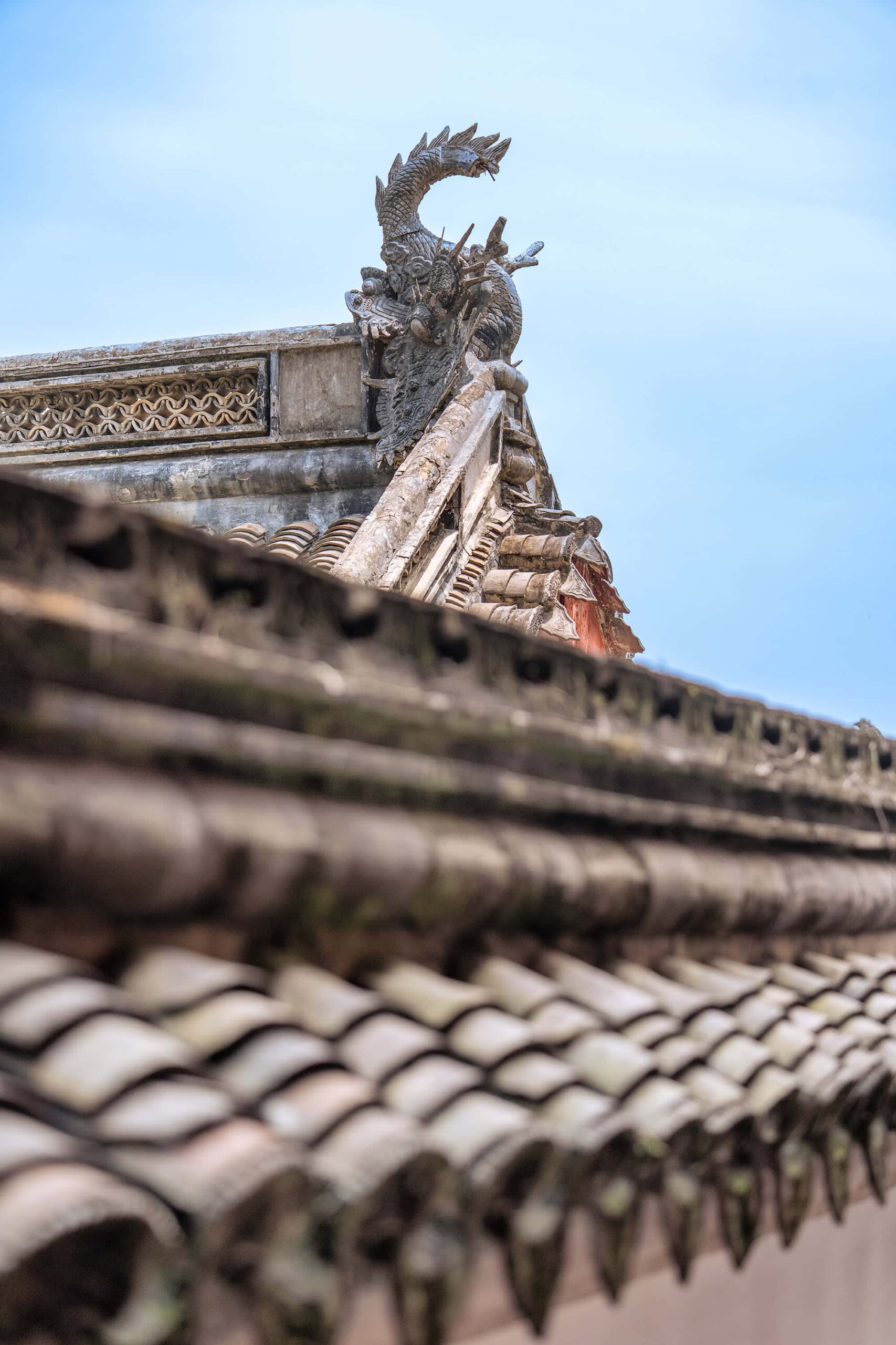 Chiwei (fish-like ornament) on the eaves of Baoguo Temple