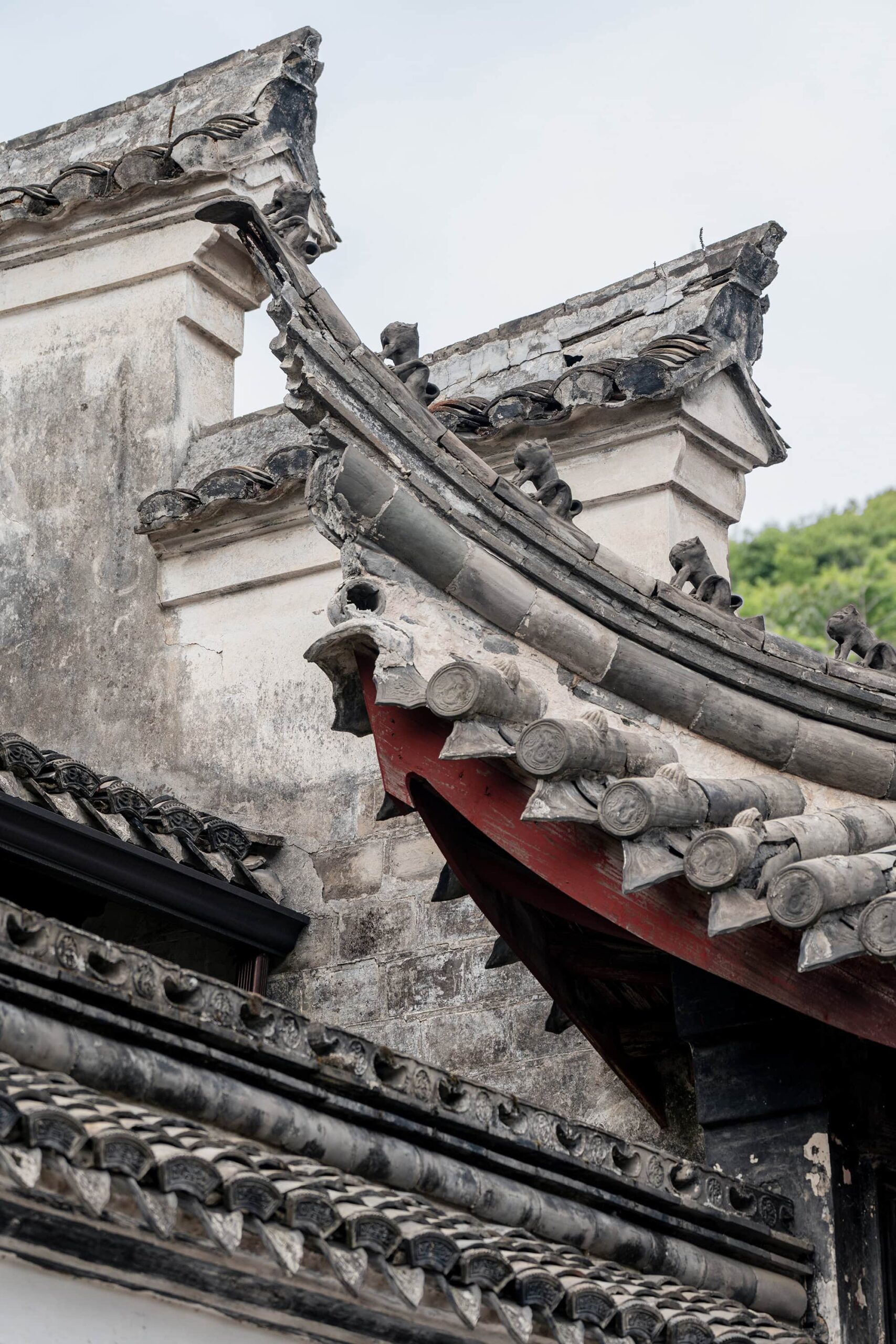 Intricately crafted eaves of buildings inside the mountain gate of Baoguo Temple