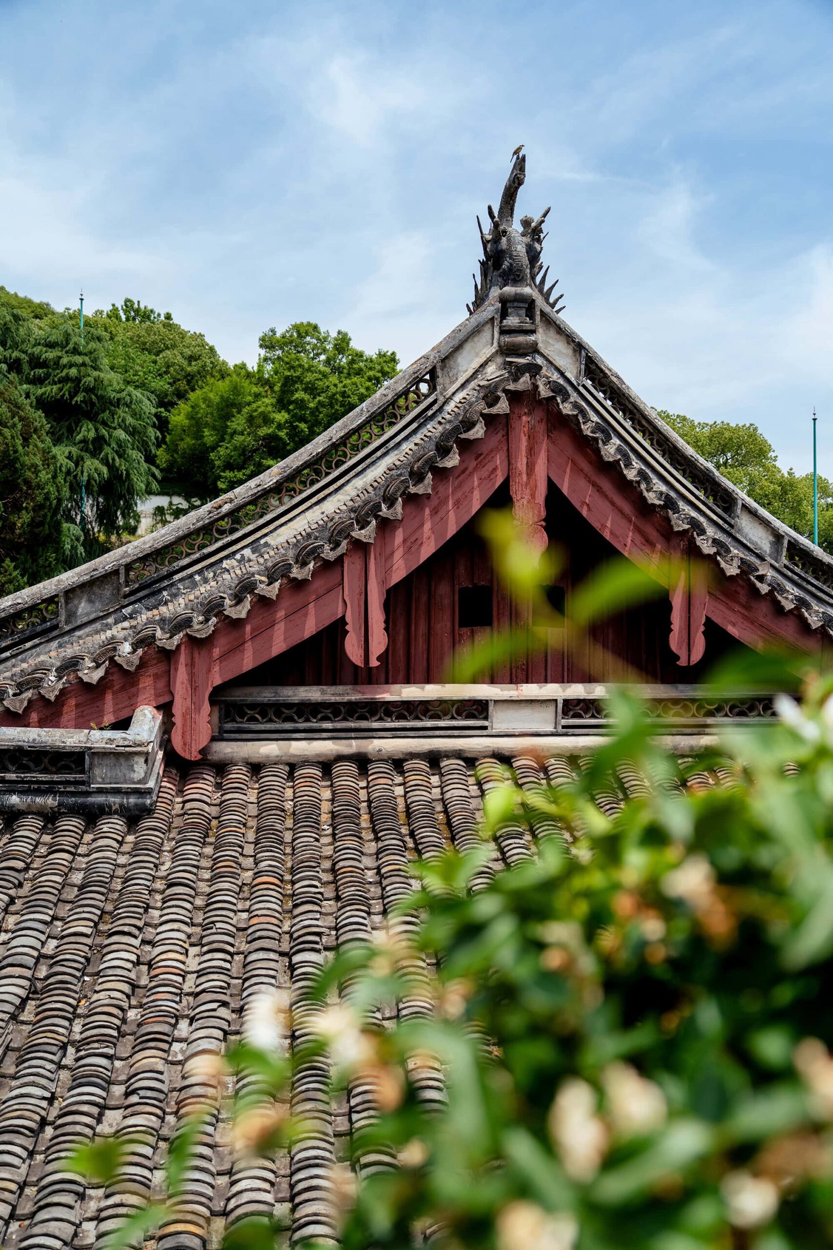 Traditional 'suspended fish' (Xuanyu) and Recao decorations with chiwei ornaments inside Baoguo Temple's mountain gate