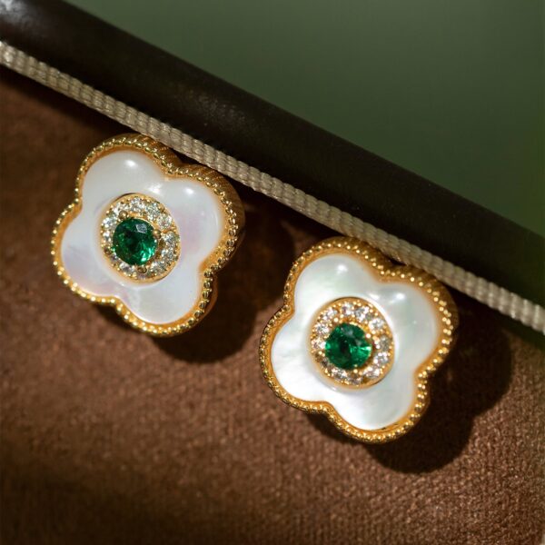 A pair of natural shell earrings set in gold-plated copper, designed as four-leaf clover stud earrings and inspired by the ancient aesthetics of the Loulan Museum.