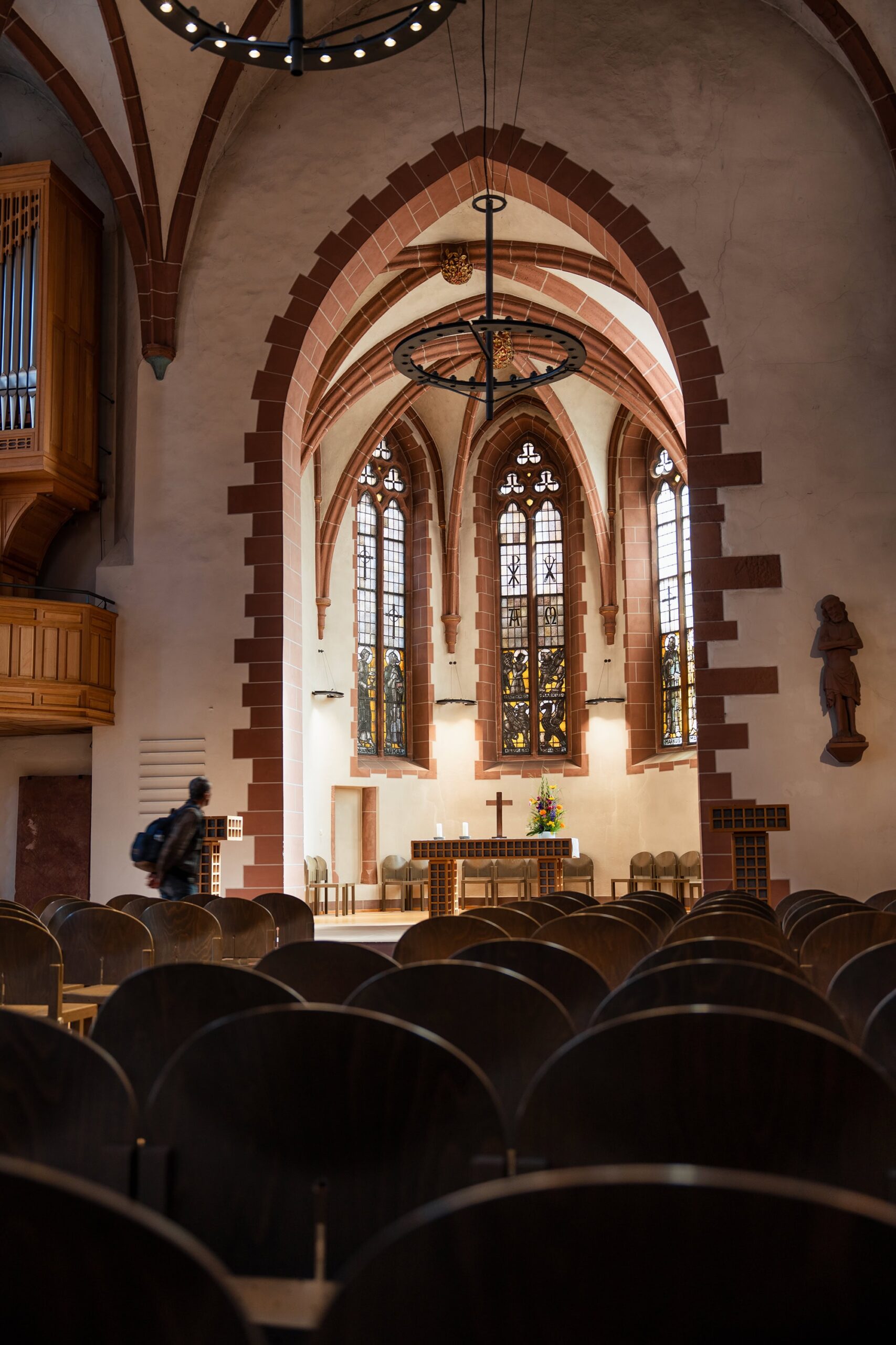 Altar and stained‑glass windows inside Frankfurt Cathedral, showcasing the serene Gothic beauty of the Kaiserdom Frankfurt near Römerberg