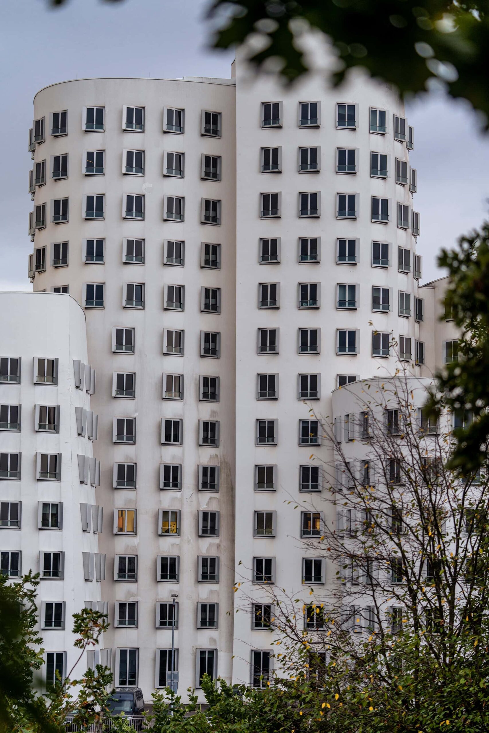 Close-up of the white plaster tower at Neuer Zollhof in MedienHafen Düsseldorf with curved façade by Frank O. Gehry