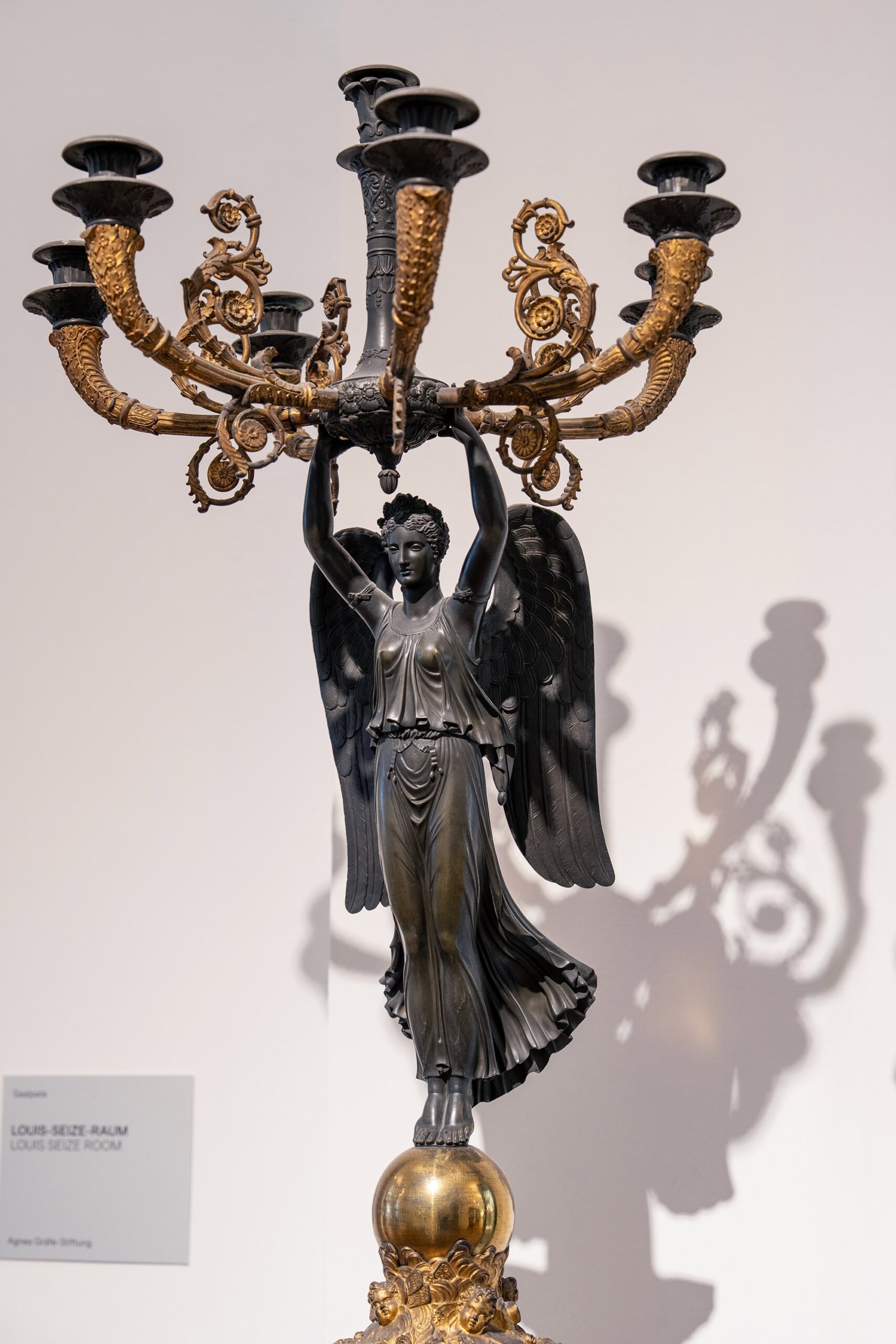Louis XVI candelabrum attributed to André Antoine Ravrio, a gilded bronze Neoclassical light fitting on display at the Museum für Kunst und Gewerbe Hamburg (MK&G)