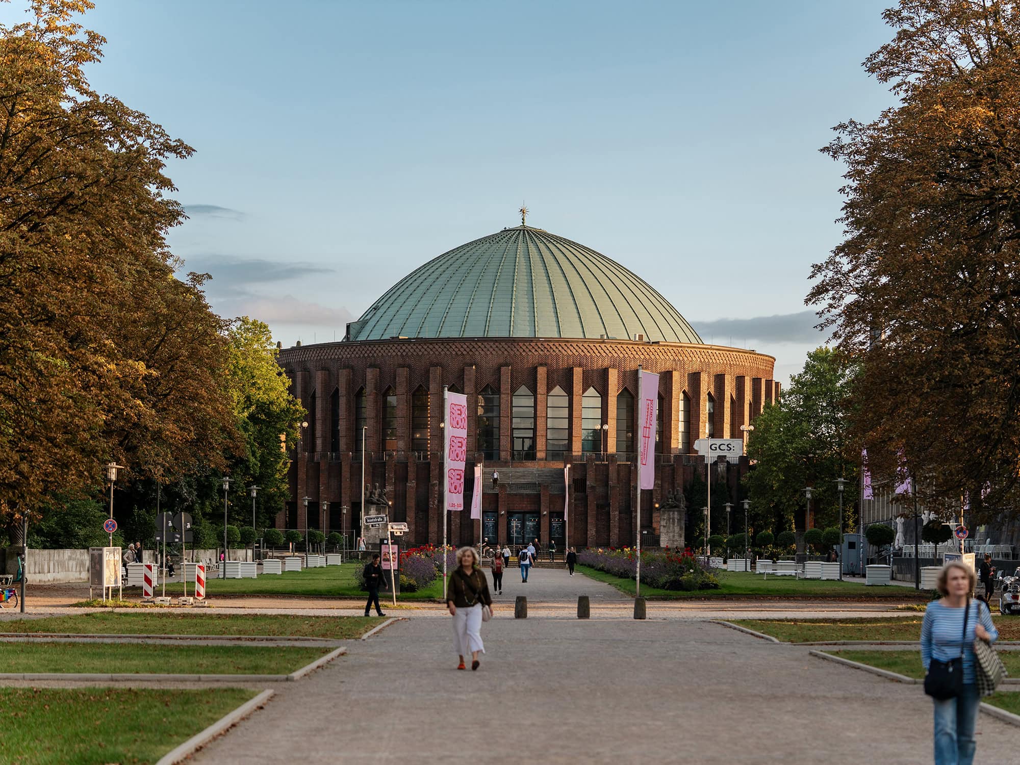 View of Tonhalle Düsseldorf’s green dome and the Ehrenhof plaza, leading towards the concert hall’s grand entrance